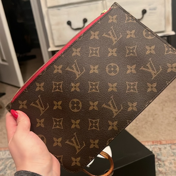 100% authentic Louis Vuitton neverfull pouchette - raspberry lining interior - Picture 3 of 6